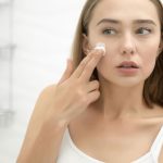 Skincare Anti-Aging pada Remaja: Manfaat atau Bahaya?